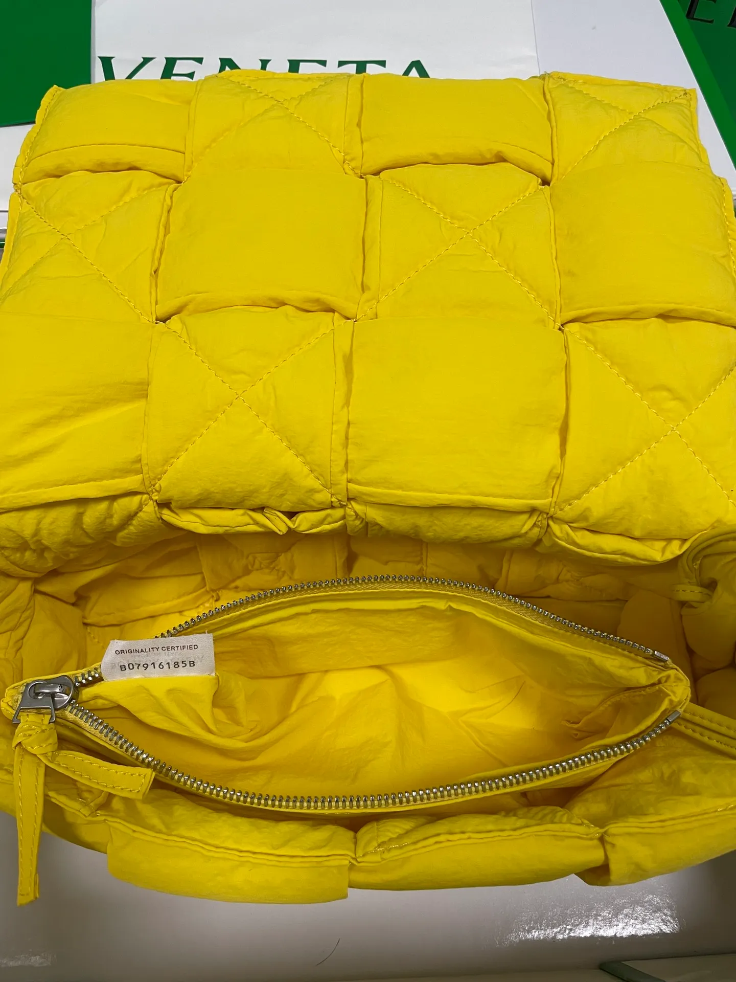 #𝐂𝐀𝐒𝐒𝐄𝐓𝐓𝐄 Nylon tofu tofu bag This Cassette is so cute, its cute appearance does not affect its practicality and the capacity is good! The fabric is low-key and very textured, suitable for daily wear with casual wear. The cross-woven design of the wide cloth is really stunning. The bag has a puffy shape and feels like a piece of tofu. It can be worn on one shoulder, cross-body or as a waist bag. You can also adjust the shoulder strap to the size of the bag under the armpit, so you can have it all! S30x15cm【8951#】
